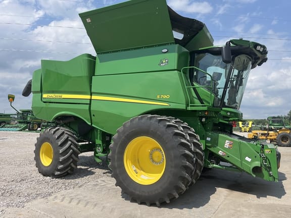 2022 John Deere S790 Equipment Image0