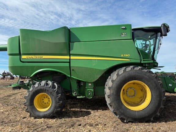 Image of John Deere S790 equipment image 1