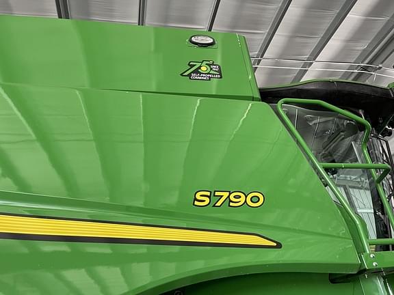 Image of John Deere S790 equipment image 1