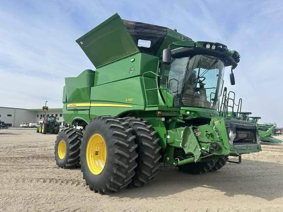 2022 John Deere S790 Equipment Image0