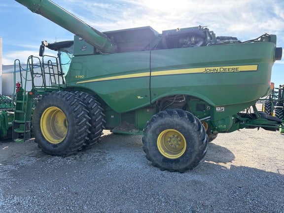 2022 John Deere S790 Equipment Image0
