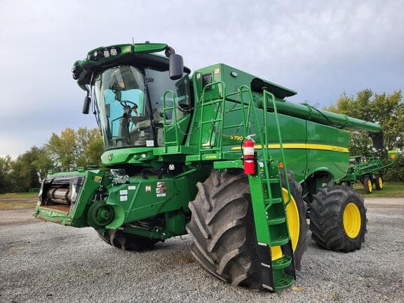 Image of John Deere S790 equipment image 1