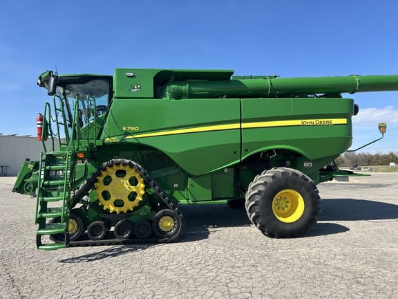 2022 John Deere S790 Equipment Image0