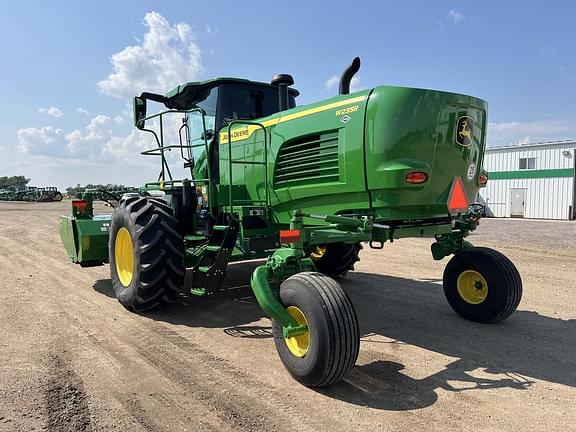 Image of John Deere W235R equipment image 4