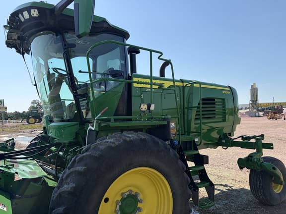 Image of John Deere W235R equipment image 3