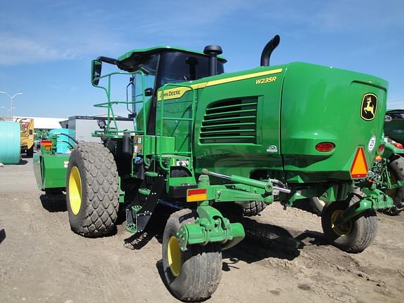 Image of John Deere W235R equipment image 4