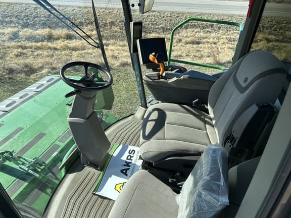 Image of John Deere W235R equipment image 4