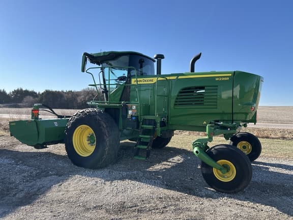 Image of John Deere W235R equipment image 3