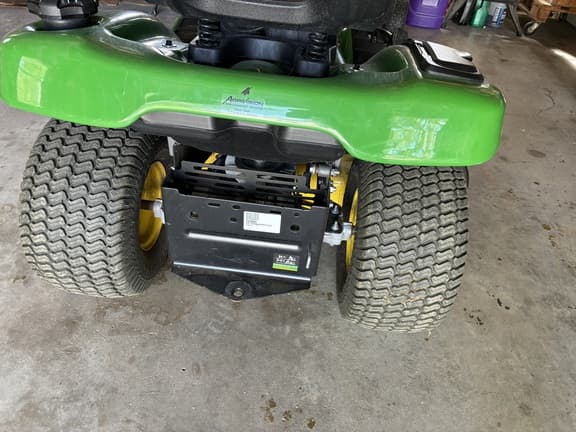 Image of John Deere X330 equipment image 3