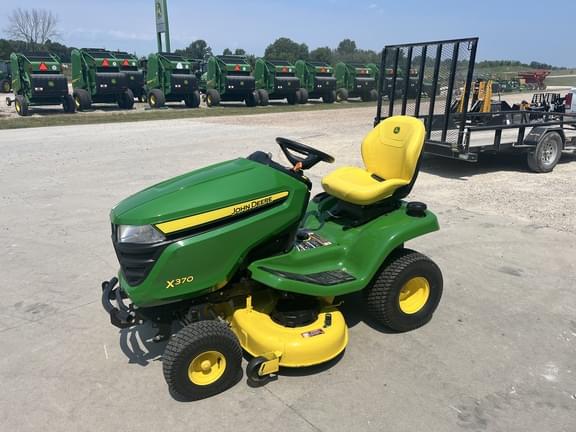 Image of John Deere X370 equipment image 3