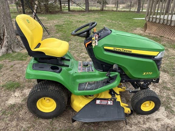Image of John Deere X370 equipment image 3