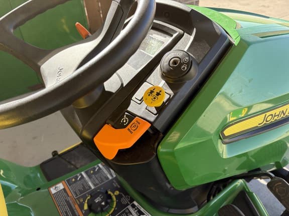 Image of John Deere X380 equipment image 4