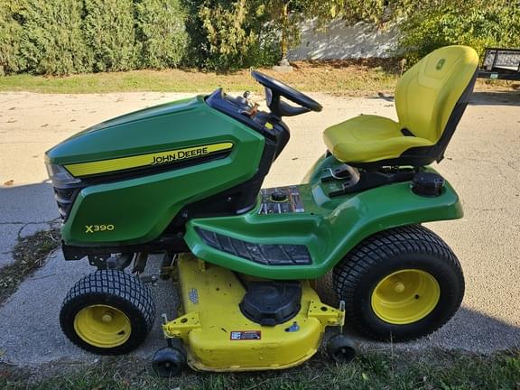 Image of John Deere X390 equipment image 1