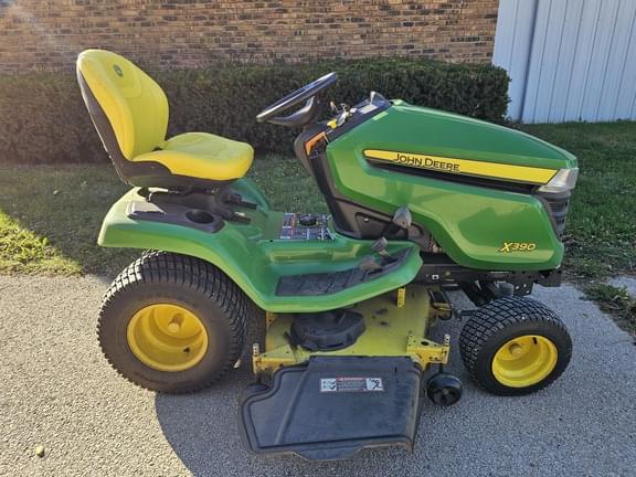 Image of John Deere X390 equipment image 4