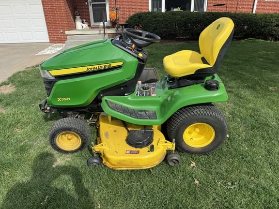 Image of John Deere X390 equipment image 1