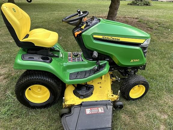 Image of John Deere X390 equipment image 3