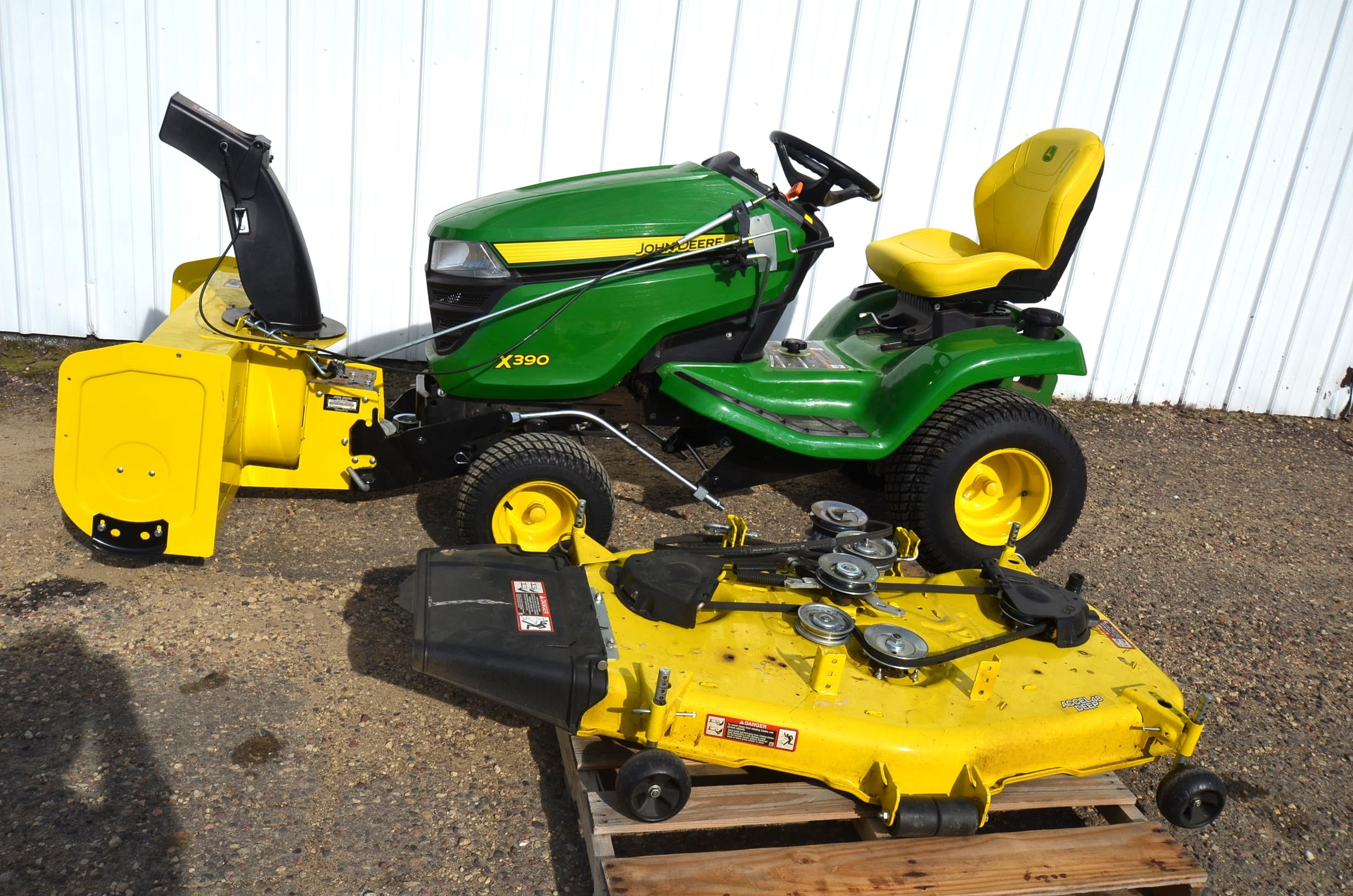 2022 John Deere X390 Equipment Image0