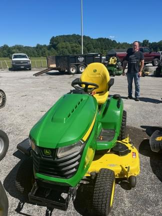 Image of John Deere X580 equipment image 3