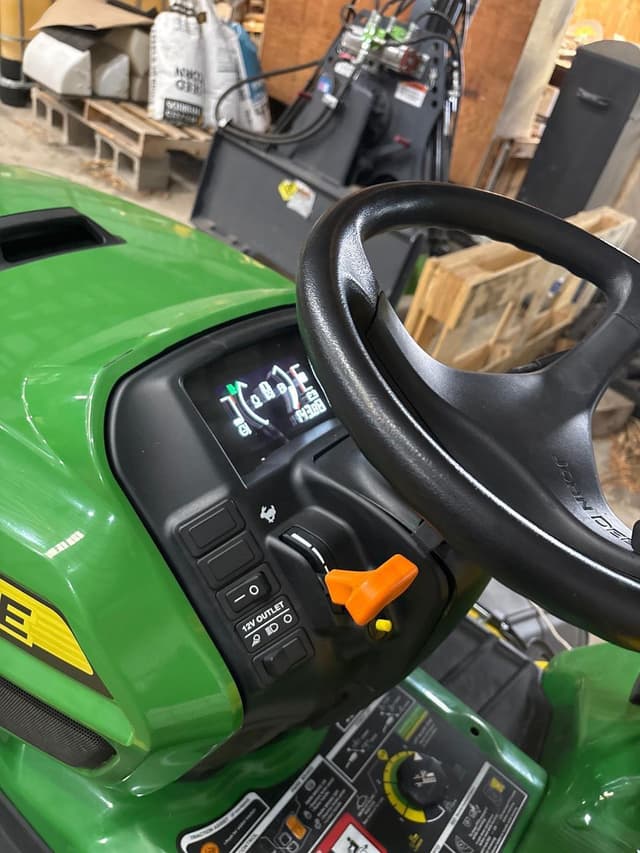 Image of John Deere X734 equipment image 4