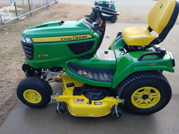 Image of John Deere X734 equipment image 1