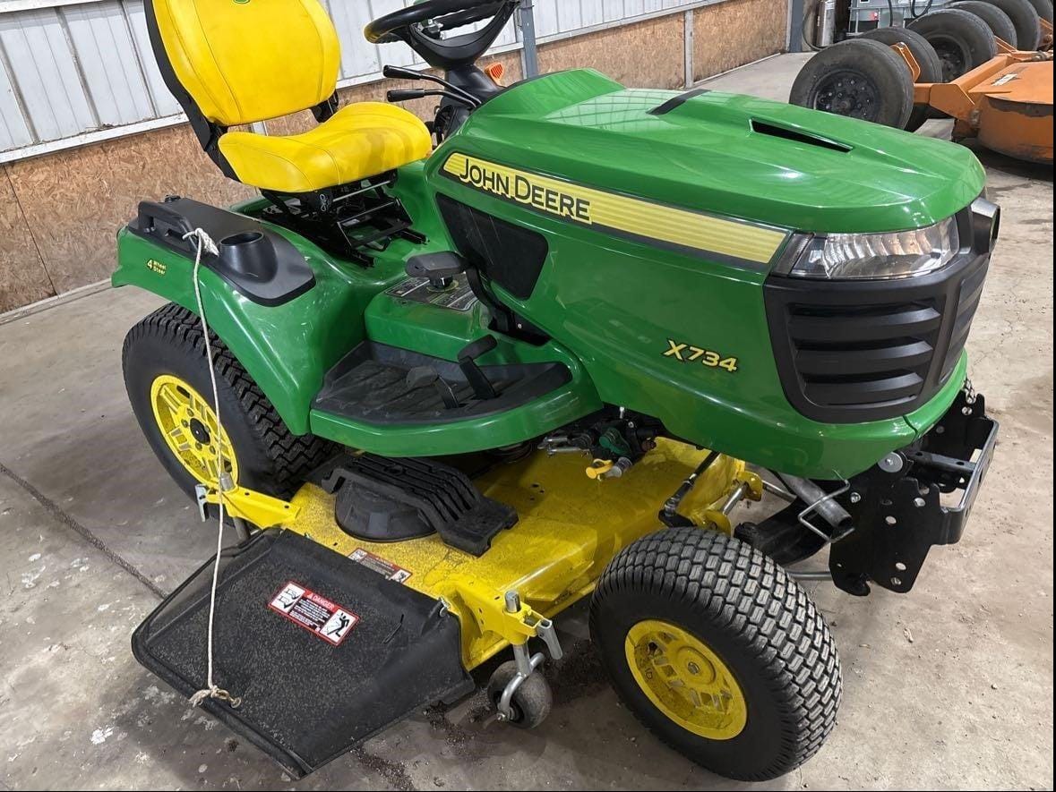 2022 John Deere X734 Equipment Image0