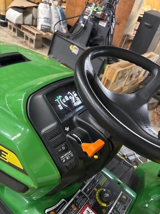 Image of John Deere X734 equipment image 4