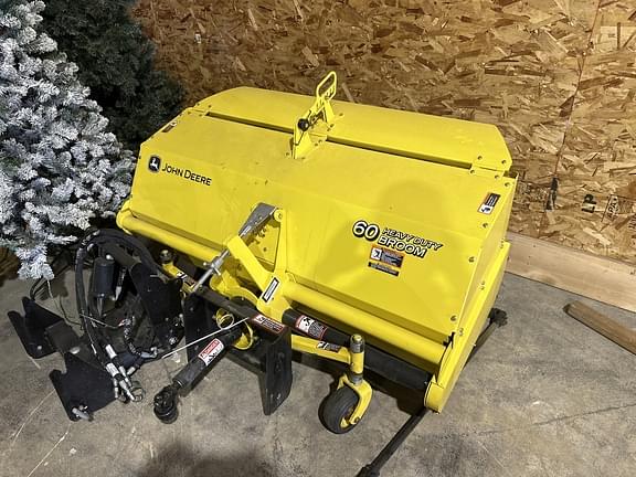 Image of John Deere X738 equipment image 3