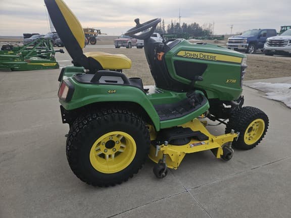 Image of John Deere X738 equipment image 3