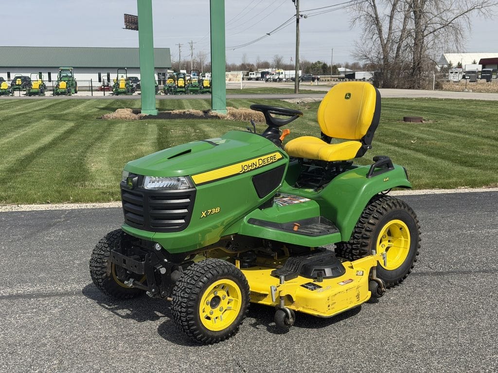 2022 John Deere X738 Equipment Image0