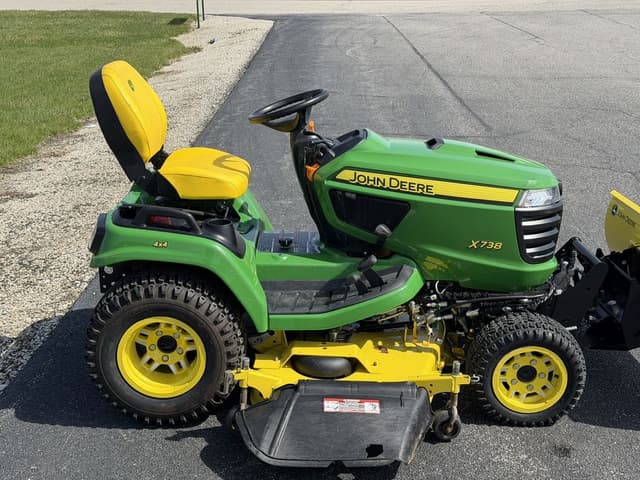 Image of John Deere X738 equipment image 3
