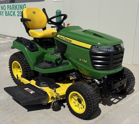 2022 John Deere X738 Equipment Image0