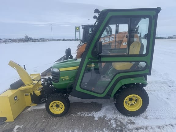 2022 John Deere X738 Equipment Image0