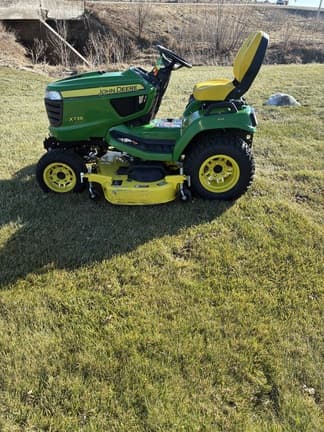 Image of John Deere X738 equipment image 3
