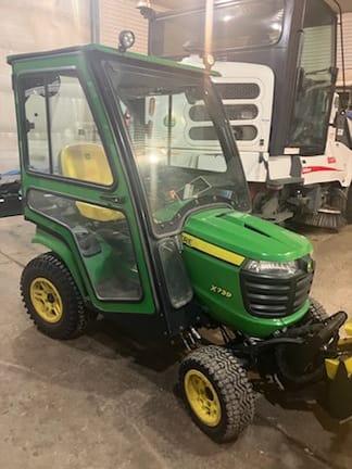 2022 John Deere X739 Equipment Image0