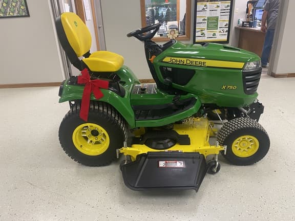 Image of John Deere X750 equipment image 3