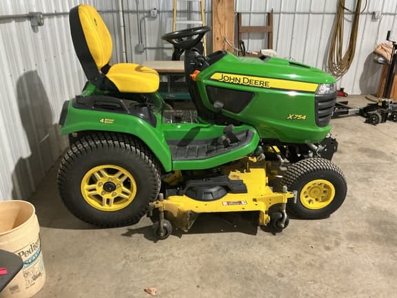Image of John Deere X754 equipment image 1