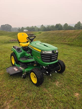 Image of John Deere X758 equipment image 1