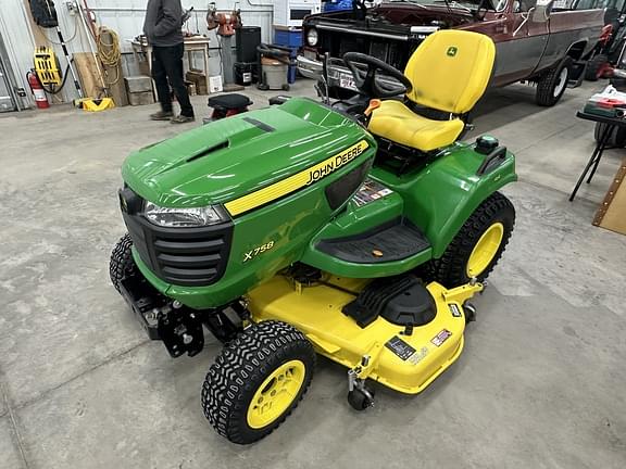 Image of John Deere X758 equipment image 3