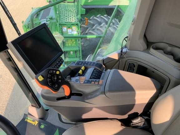 Image of John Deere X9 1000 equipment image 2