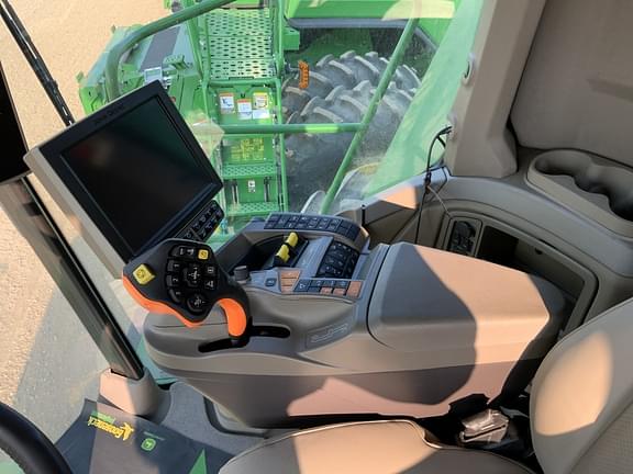 Image of John Deere X9 1000 equipment image 2