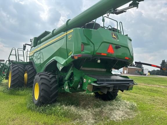 Image of John Deere X9 1000 equipment image 2