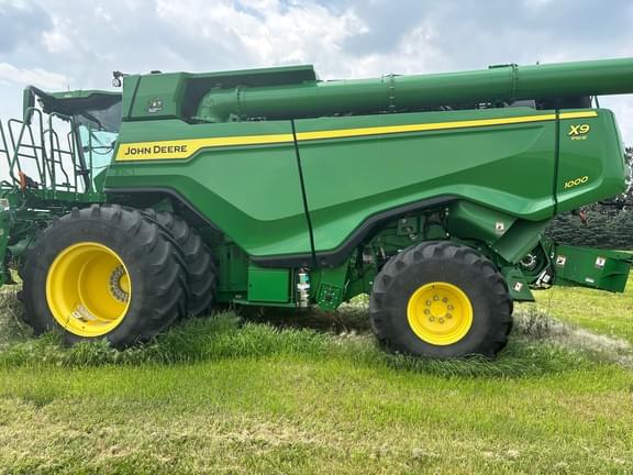 Image of John Deere X9 1000 equipment image 3