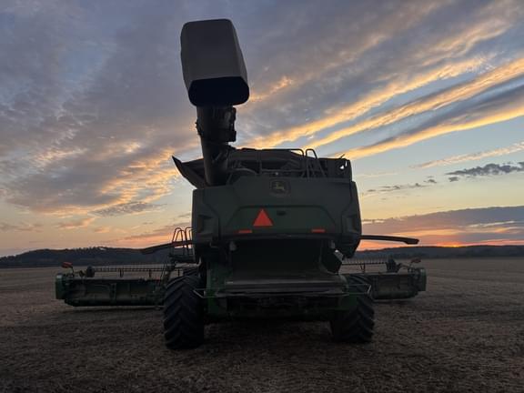 Image of John Deere X9 1000 equipment image 2