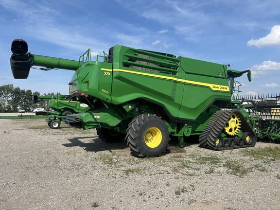 Image of John Deere X9 1000 equipment image 2
