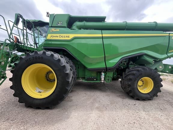 Image of John Deere X9 1000 equipment image 3