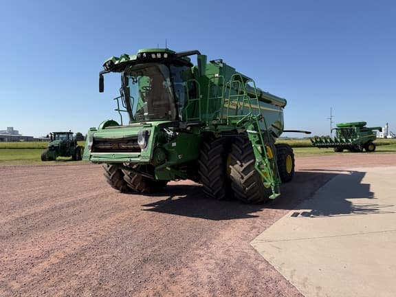 Image of John Deere X9 1000 equipment image 1