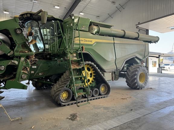 Image of John Deere X9 1000 equipment image 1
