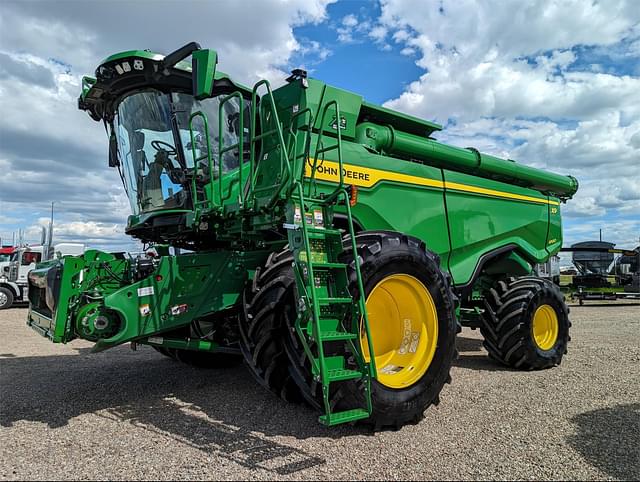 Image of John Deere X9 1000 equipment image 2