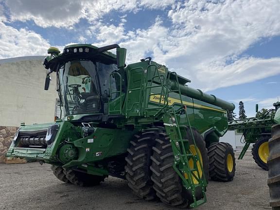 Image of John Deere X9 1100 equipment image 1