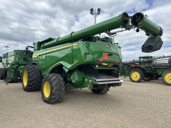 Image of John Deere X9 1100 equipment image 4